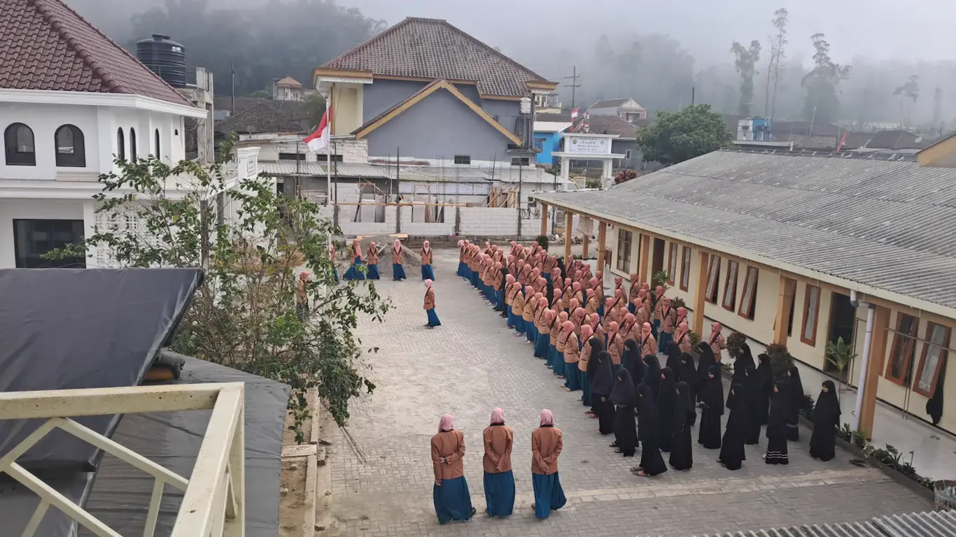 Halaman Ribath Al-Hadi dengan latar Gunung Banyak