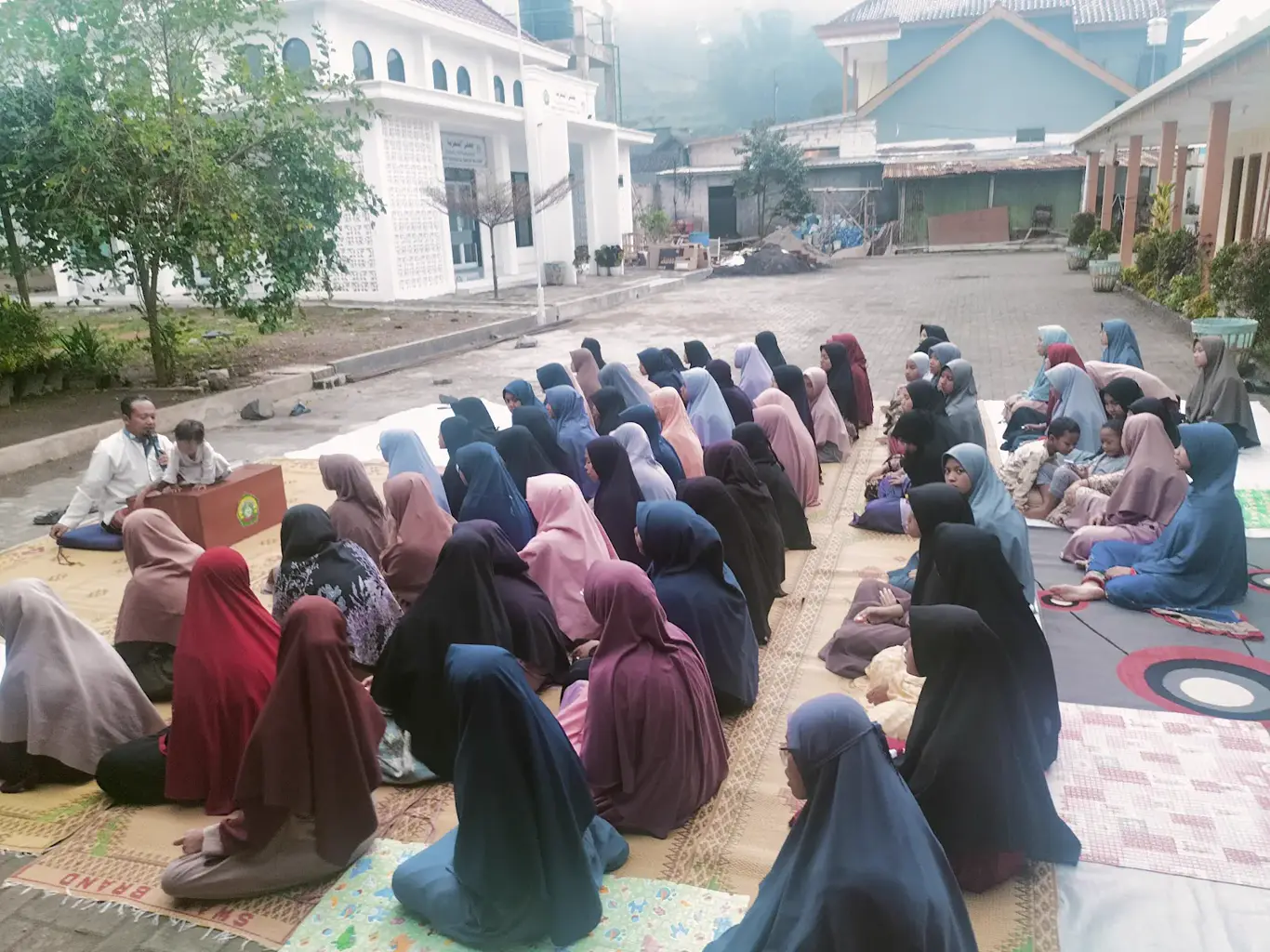 Halaqah santri di luar ruangan